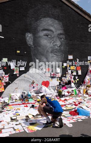 Withington, Manchester, Großbritannien. Juli 2021. Manchester United Spieler Marcus Rashford Wandbild in Withington, Manchester, England, Vereinigtes Königreich. Das Wandbild wurde nach dem Fußball-Verlust der englischen Euro 2020 am 11. Juli 2021 mit missbräuchlichen Graffiti verwüstet. Das Wandbild wurde von dem in Frankreich geborenen Straßenkünstler Akse an der Wand des Coffee House Cafe in der Copson Street geschaffen. Withington South Manchester. Das Wandgemälde hat Tausende von Unterstützungsbotschaften angezogen und die Anzahl der Besucher hat dazu geführt, dass die Straße vorübergehend gesperrt wurde. Withington, South Manchester. Kredit: GARY ROBERTS/Alamy Live Nachrichten Stockfoto