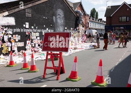 Withington, Manchester, Großbritannien. Juli 2021. Manchester United Spieler Marcus Rashford Wandbild in Withington, Manchester, England, Vereinigtes Königreich. Das Wandbild wurde nach dem Fußball-Verlust der englischen Euro 2020 am 11. Juli 2021 mit missbräuchlichen Graffiti verwüstet. Das Wandbild wurde von dem in Frankreich geborenen Straßenkünstler Akse an der Wand des Coffee House Cafe in der Copson Street geschaffen. Withington South Manchester. Das Wandgemälde hat Tausende von Unterstützungsbotschaften angezogen und die Anzahl der Besucher hat dazu geführt, dass die Straße vorübergehend gesperrt wurde. Withington, South Manchester. Kredit: GARY ROBERTS/Alamy Live Nachrichten Stockfoto