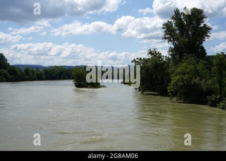 Rhein an der Grenze zwischen Deutschland und der Schweiz aus den Ufern. Hochwasser wird durch starke Regenfälle im Juli 2021 verursacht. Stockfoto