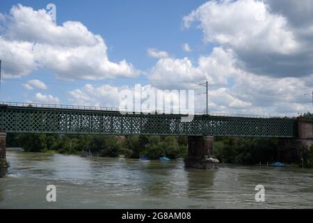 Rheinbrücke für den Zugverkehr zwischen den Städten Koblenz und Waldshut an der Landesgrenze der Schweiz mit Deutschland. Hohes Wasser nach heftigen Regenfällen im Juli. Stockfoto