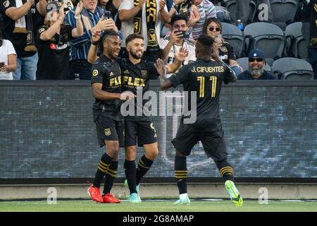 Los Angeles FC-Stürmer Raheem Edwards (44) und Mittelfeldspieler Jose Cifuentes (11) feiern das Tor von Stürmer Diego Rossi (9) während eines MLS-Spiels gegen den Stockfoto