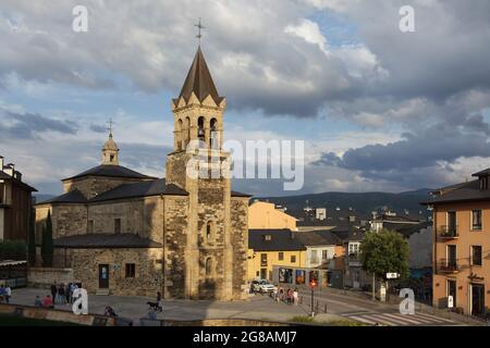 Camino de Santiago (Jakobsweg). Kirche des heiligen Apostels Andreas (Iglesia de San Andrés) in Ponferrada in Kastilien und León, Spanien. Ponferrada ist die letzte größere Stadt auf der französischen Route des Camino de Santiago, bevor sie Santiago de Compostela erreicht. Stockfoto