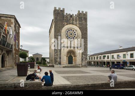 Camino de Santiago (Jakobsweg). Spätromanische Kirche des Heiligen Johannes (Iglesia de San Juan de Portomarín) auch bekannt als Kirche des Heiligen Nikolaus (Iglesia de San Nicolás de Portomarín) aus dem 12. Jahrhundert in Portomarín in Galizien, Spanien. Die französische Route des Camino de Santiago führt durch diese galizische Stadt, bevor sie Santiago de Compostela erreicht. Stockfoto