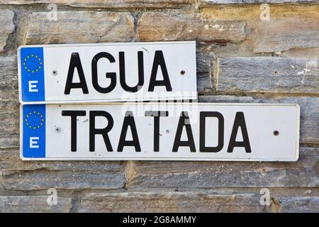 Camino de Santiago (Jakobsweg). Schild Agua Tratada (behandeltes Wasser) im Dorf Pereje am Camino de Santiago in Kastilien und León, Spanien. Die französische Route des Camino de Santiago führt durch dieses Dorf, bevor sie die Grenze zwischen León und Galizien erreicht. Stockfoto