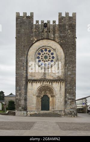 Camino de Santiago (Jakobsweg). Spätromanische Kirche des Heiligen Johannes (Iglesia de San Juan de Portomarín) auch bekannt als Kirche des Heiligen Nikolaus (Iglesia de San Nicolás de Portomarín) aus dem 12. Jahrhundert in Portomarín in Galizien, Spanien. Die französische Route des Camino de Santiago führt durch diese galizische Stadt, bevor sie Santiago de Compostela erreicht. Stockfoto