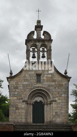 Camino de Santiago (Jakobsweg). Romanische Kirche des Heiligen Petrus (Iglesia de San Pedro de Portomarín) aus dem 10. Jahrhundert in Portomarín in Galizien, Spanien. Die französische Route des Camino de Santiago führt durch diese galizische Stadt, bevor sie Santiago de Compostela erreicht. Stockfoto