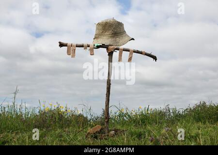 Camino de Santiago (Jakobsweg). Holzkreuz mit einem alten Strohhut und gebrauchten Klebebinden, die von unbekannten Pilgern auf dem Monte do Gozo in der Nähe von Santiago de Compostela in Galicien, Spanien, errichtet wurden. Der Monte do Gozo ist die letzte Station auf der französischen Route und der nördlichen Route des Camino de Santiago, von wo aus Pilger zum ersten Mal die Zielstadt sehen. Stockfoto