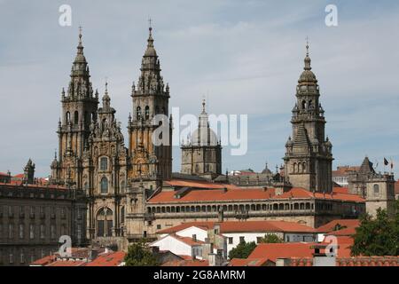 Kathedrale von Santiago de Compostela (Kathedrale von Santiago de Compostela) aus dem Alameda Park in Santiago de Compostela in Galicien, Spanien. Stockfoto