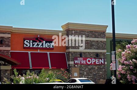 Sizzler Restaurant wir sind offen Schild in Manteca, Kalifornien Stockfoto