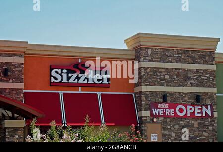 Sizzler Restaurant wir sind offen Schild in Manteca, Kalifornien Stockfoto