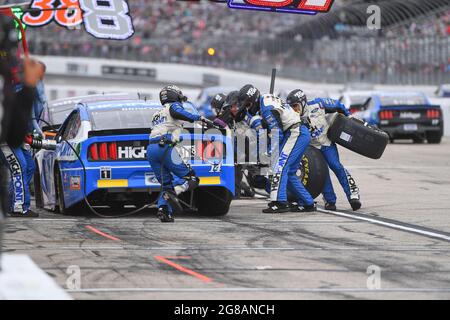 Loudon, New Hampshire, USA. Juli 2021. Chase Briscoes (14) Boxencrew eilt bei Rennen der NASCOR Cup Series Foxwoods 301, die auf dem New Hampshire Motor Speedway in Loudon, New Hampshire, abgehalten werden, um einen Hinterreifen zu ersetzen. Eric Canha/CSM/Alamy Live News Stockfoto