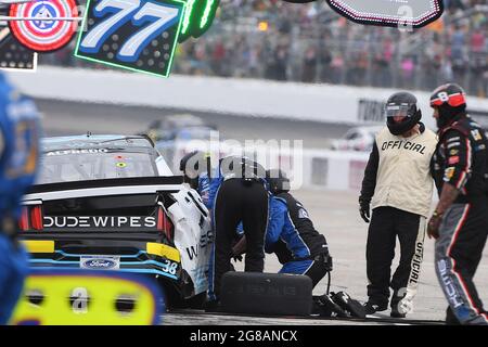 Loudon, New Hampshire, USA. Juli 2021. Das von Anthony Alfredo gefahrene Auto aus dem Jahr 38 wird von Hitzewellen angetrieben, als er in der NASCar Cup Series Foxwoods 301 auf dem New Hampshire Motor Speedway in Loudon, New Hampshire, gegen Schäden kämpft. Eric Canha/CSM/Alamy Live News Stockfoto