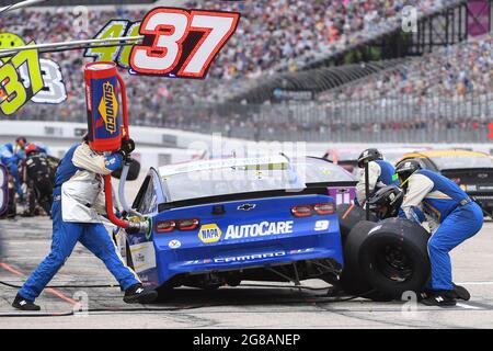 Loudon, New Hampshire, USA. Juli 2021. Chase Elliott, Fahrer des (9) Napa Auto Parts Chevrolet Camaro, bekommt Kraftstoff und Reifen während eines Boxenstopps bei der NASCAro Cup Series Foxwoods 301, die auf dem New Hampshire Motor Speedway in Loudon, New Hampshire, stattfand. Eric Canha/CSM/Alamy Live News Stockfoto