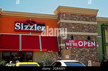 Sizzler Restaurant wir sind offen Schild in Manteca, Kalifornien Stockfoto