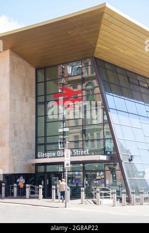 Eingang zum Bahnhof Glasgow Queen Street, Dundas Street, Glasgow City, Schottland, Großbritannien Stockfoto