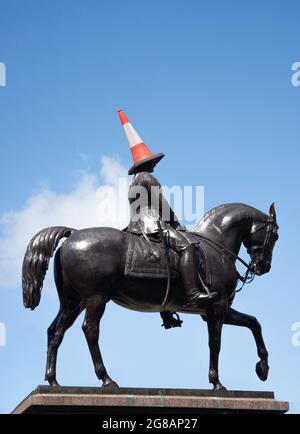 Reiterstatue des Duke of Wellington mit 'Traffic Poller' Hut, George Square, Glasgow City, Schottland, Vereinigtes Königreich Stockfoto