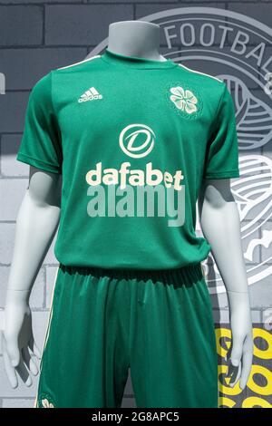 Fußballtrikot auf Dummy im Celtic Store, Argyle Street, Glasgow City, Schottland, Vereinigtes Königreich Stockfoto