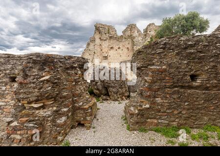 Sirmione, Italien - 18. Juli 2021: Straßenansicht der Ruinen der Grotte di Catullo in Sirmione, keine Menschen sind sichtbar. Stockfoto