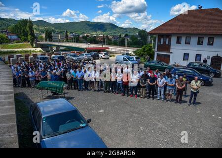 MENGE: Muslime in einer Reihe am Funreal, Effendi mit Turban in der Mitte der Menge Stockfoto