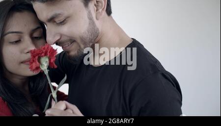 Flacher Fokus eines jungen indischen Paares, das sich umarmt Stockfoto