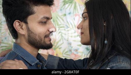 Flacher Fokus eines jungen indischen Paares, das sich umarmt Stockfoto