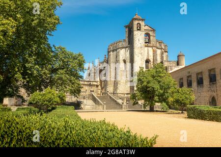 Tomar, Portugal - 3. Juni 2021: Außenansicht der Kirche Convento de Cristo in Tomar, Portugal, mit Zugang zum Kloster, durch den Garten Stockfoto