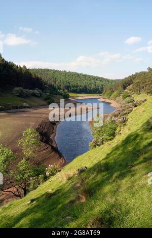 Howden Reservoir Damm im Derbyshire Peak District National Park England, Niederwasser Sommerdürre, englische ländliche Wasserversorgungsinfrastruktur Stockfoto