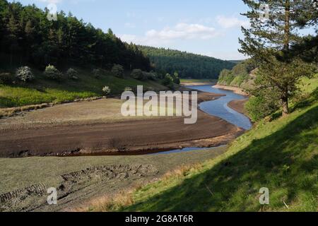 Niedrigwasser Howden Reservoir im Peak District Nationalpark Derbyshire England, Landschaft während einer trockenen Sommertrockenheit Stockfoto