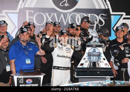 Loudon, New Hampshire, USA. Juli 2021. ARIC Almirola, Fahrer des (10) Smithfield Ford Mustang, feiert seinen Sieg bei der NASCAR Cup Series Foxwoods 301, die auf dem New Hampshire Motor Speedway in Loudon, New Hampshire, stattfand. Eric Canha/CSM/Alamy Live News Stockfoto