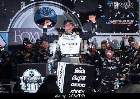 Loudon, New Hampshire, USA. Juli 2021. ARIC Almirola, Fahrer des (10) Smithfield Ford Mustang, feiert seinen Sieg bei der NASCAR Cup Series Foxwoods 301, die auf dem New Hampshire Motor Speedway in Loudon, New Hampshire, stattfand. Eric Canha/CSM/Alamy Live News Stockfoto