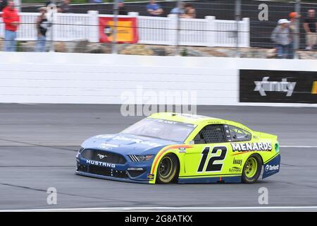 Loudon, New Hampshire, USA. Juli 2021. Ryan Blaney, Fahrer des (12) Menards Tarkett Ford Mustang, Rennen in der NAScar Cup Series Foxwoods 301 auf dem New Hampshire Motor Speedway in Loudon, New Hampshire. Eric Canha/CSM/Alamy Live News Stockfoto