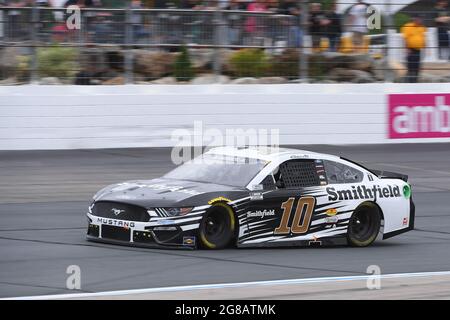 Loudon, New Hampshire, USA. Juli 2021. ARIC Almirola, Fahrer des (10) Smithfield Ford Mustang, führt die NASCAR Cup Series Foxwoods 301 auf dem New Hampshire Motor Speedway in Loudon, New Hampshire, durch. Eric Canha/CSM/Alamy Live News Stockfoto