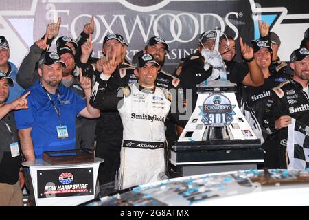 Loudon, New Hampshire, USA. Juli 2021. ARIC Almirola, Fahrer des (10) Smithfield Ford Mustang, feiert seinen Sieg bei der NASCAR Cup Series Foxwoods 301, die auf dem New Hampshire Motor Speedway in Loudon, New Hampshire, stattfand. Eric Canha/CSM/Alamy Live News Stockfoto