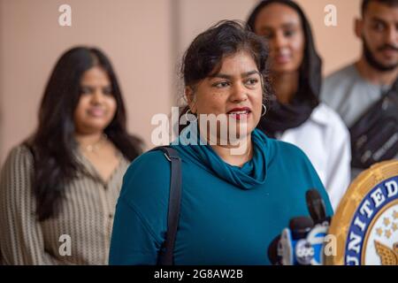 NEW YORK, NY – 18. JULI: Cindy Sundersingh spricht auf einer Pressekonferenz über den Reisepassstau, der während der Coronavirus-Pandemie am 18. Juli 2021 in New York City entstanden ist. Senator Schumer stand mit wenigen New Yorkern zusammen, deren Reisepläne angesichts anhaltender Verzögerungen bei der Reisepassverarbeitung im Gleichgewicht stehen, und sagte, dass die Bundesregierung ihre Mitarbeiter aufpeppen sollte, um den während der Coronavirus-Pandemie entstandenen Passstau zu beseitigen. Stockfoto