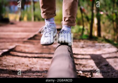 In weißen Tenis über die Holzlinie laufen Stockfoto