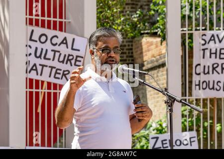 SHAD Chowdhury, Mitglied der Labour Party in Vertretung von ward Spitalfields & Banglatown, spricht während der Demonstration.der Truman Brewery Complex in London, der der Familie Zeloof gehört, ist seit langem ein Ort für verschiedene Kunst- und Kulturveranstaltungen und bietet auch erschwingliche Mietpreise, um kleine lokale Unternehmen zu unterstützen. Vor kurzem haben die Zeloof-Brüder vorgeschlagen, den Komplex in ein 5-stöckiges Einkaufszentrum zu verwandeln, was hitzige Kontroversen unter den Menschen in der Nachbarschaft ausgelöst hat. Zu den beteiligten Organisationen gehören die East End Preservation Society, Spitalfields Trust und B Stockfoto