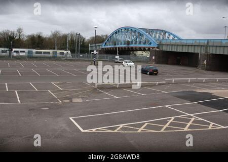 London, Großbritannien. April 2020. Der normalerweise vollgepackte Parkplatz am Bahnhof Peterborough ist fast leer - nur 44 Minuten von London Kings Cross entfernt, während der rund 19-jährigen Restriktionen.nach mehr als einem Jahr Beschränkungen für das Tragen von Gesichtsmaske und die soziale Distanzierung der Reisenden werden am Montag, den 19. Juli, enden. Die Regierung hat immer noch das Tragen von Gesichtsmasken empfohlen und zusätzlichen Platz in überfüllten Räumen in Innenräumen ermöglicht. (Foto von Martin Pope/SOPA Images/Sipa USA) Quelle: SIPA USA/Alamy Live News Stockfoto