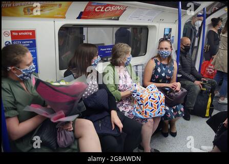 London, Großbritannien. September 2020. Passagiere in der Londoner U-Bahn auf dem Weg zu einer Junggesellinnenparty tragen passende Gesichtsbezüge während der vorgeschriebenen Restriktionen von 19. Nach mehr als einem Jahr der Einschränkungen für das obligatorische Tragen von Gesichtsmasken und die soziale Distanzierung der Reisenden endet (Montag, 19. Juli). Die Regierung hat immer noch das Tragen von Gesichtsmasken empfohlen und zusätzlichen Platz in überfüllten Räumen in Innenräumen ermöglicht. (Foto von Martin Pope/SOPA Images/Sipa USA) Quelle: SIPA USA/Alamy Live News Stockfoto