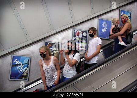 London, Großbritannien. August 2020. Passagiere, die Gesichtsbezüge tragen, nutzen die Rolltreppe von Kings Cross während der vorgeschriebenen 19-Jahre-Restriktionen.nach mehr als einem Jahr der Einschränkungen für das obligatorische Tragen von Gesichtsmasken und die soziale Distanzierung der Reisenden endet (Montag, 19. Juli). Die Regierung hat immer noch das Tragen von Gesichtsmasken empfohlen und zusätzlichen Platz in überfüllten Räumen in Innenräumen ermöglicht. (Foto von Martin Pope/SOPA Images/Sipa USA) Quelle: SIPA USA/Alamy Live News Stockfoto