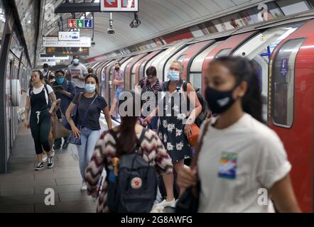 London, Großbritannien. August 2020. Die meisten Passagiere in der Londoner U-Bahn tragen Gesichtsbezüge während der 19-Tage-Restriktionen.nach mehr als einem Jahr werden die obligatorischen Gesichtsmasken und die soziale Distanzierung der Reisenden eingestellt (Montag, 19. Juli). Die Regierung hat immer noch das Tragen von Gesichtsmasken empfohlen und zusätzlichen Platz in überfüllten Räumen in Innenräumen ermöglicht. (Foto von Martin Pope/SOPA Images/Sipa USA) Quelle: SIPA USA/Alamy Live News Stockfoto