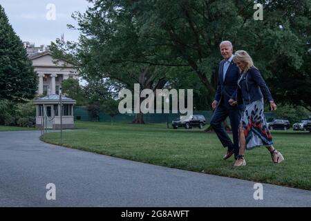 Washington, Usa. Juli 2021. US-Präsident Joe Biden und First Lady Jill Biden gehen am Sonntag, den 18. Juli 2021, von Marine One auf dem South Lawn des Weißen Hauses in Washington, DC, aus. Die Biden verbrachten das Wochenende in Camp David. Foto von Ken Cedeno/UPI Credit: UPI/Alamy Live News Stockfoto
