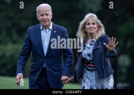 Washington, Usa. Juli 2021. US-Präsident Joe Biden und First Lady Jill Biden gehen am Sonntag, den 18. Juli 2021, von Marine One auf dem South Lawn des Weißen Hauses in Washington, DC, aus. Die Biden verbrachten das Wochenende in Camp David. Foto von Ken Cedeno/UPI Credit: UPI/Alamy Live News Stockfoto