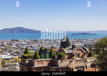 Sonnige Aussicht auf einige Wohngebäude von der Lyon Street Steps in San Francisco, Kalifornien Stockfoto