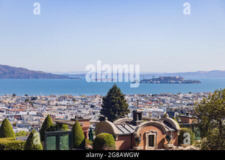 Sonnige Aussicht auf einige Wohngebäude von der Lyon Street Steps in San Francisco, Kalifornien Stockfoto