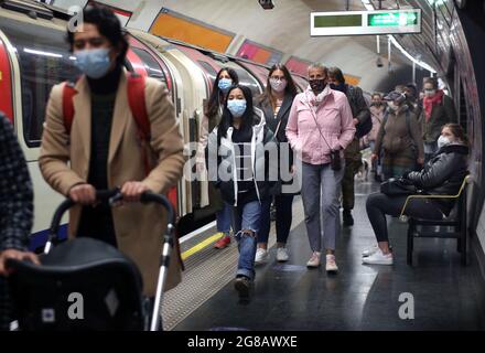 London, Großbritannien. April 2021. Passagiere in der Londoner U-Bahn tragen Gesichtsbezüge, während der gesetzlichen Beschränkungen von 19. Nach mehr als einem Jahr der Einschränkungen für das obligatorische Tragen von Gesichtsmasken und die soziale Distanzierung der Reisenden endet (Montag, 19. Juli). Die Regierung hat immer noch das Tragen von Gesichtsmasken empfohlen und zusätzlichen Platz in überfüllten Räumen in Innenräumen ermöglicht. Kredit: SOPA Images Limited/Alamy Live Nachrichten Stockfoto