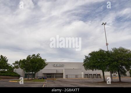 Augusta, GA, USA - 04 30 21: Sears-Geschäft in der Augusta Mall - Wrightsboro Road für immer geschlossen Stockfoto