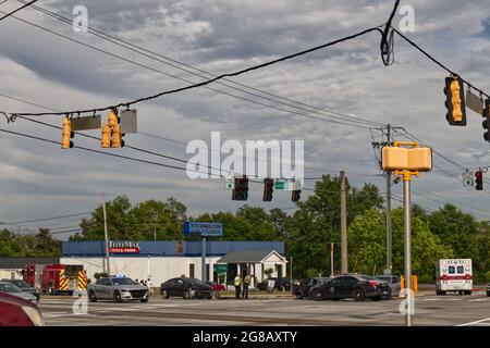 Augusta, GA USA - 04 30 21: Polizei am Unfallort an einer Kreuzung mit 4 Straßen - Highway 25 Stockfoto