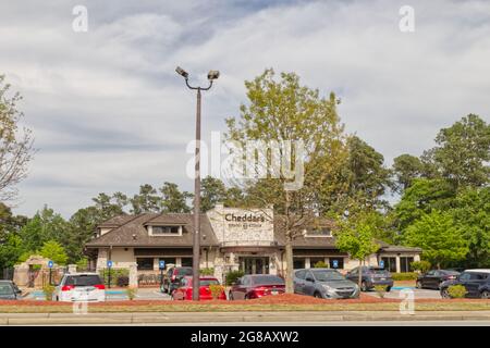 Augusta, GA USA - 04 30 21: Cheddars kratzt Küche Restaurant und geparkte Autos während der covid-19 Pandemie geöffnet - Walton Way ext Stockfoto