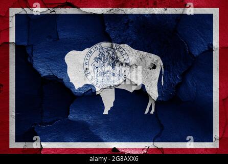 Flagge von Wyoming, USA auf rissige Wand gemalt Stockfoto