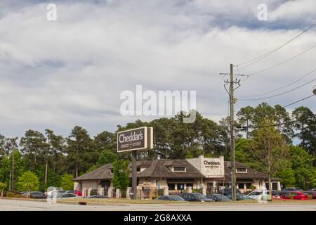 Augusta, GA USA - 04 30 21: Straßenansicht Cheddars kratzen Küche Restaurant und geparkte Autos öffnen während der covid-19 Pandemie - Walton Way ext Stockfoto